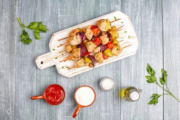 Shish kebab de pollo con verduras, salsa de tomate y mayonesa