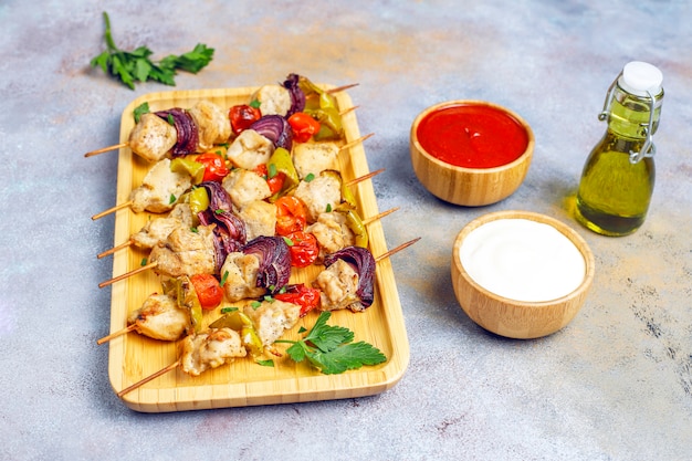 Shish kebab de pollo con verduras, salsa de tomate y salsa de mayonesa