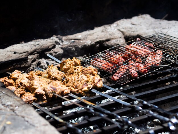 Shish kebab sabroso y filetes a la parrilla