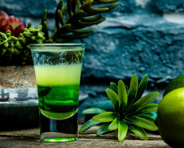 Shot de cóctel verde con hierbas