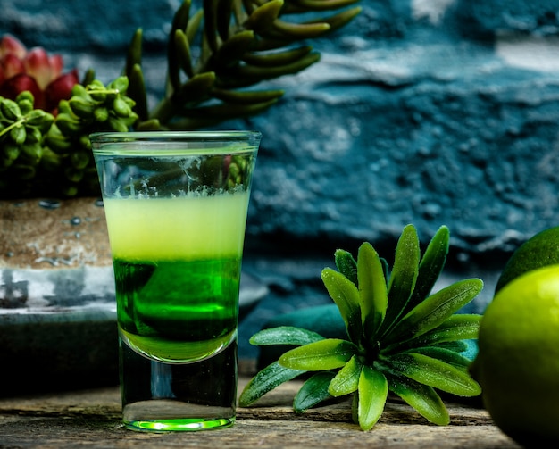 Shot de cóctel verde con hierbas