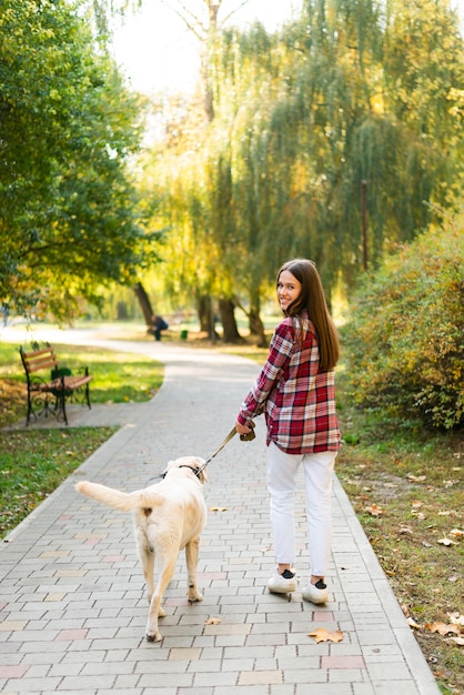 Foto gratuita show completo mujer a pasear con su perro