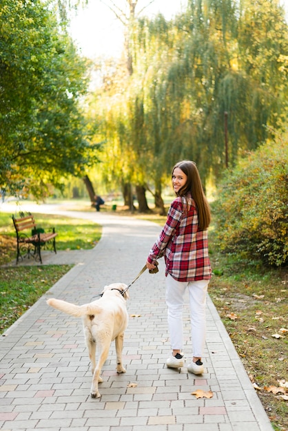 Show completo mujer a pasear con su perro