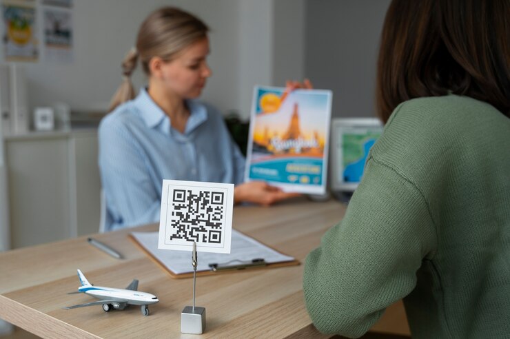 Photo Gratis side view woman working as a travel agent