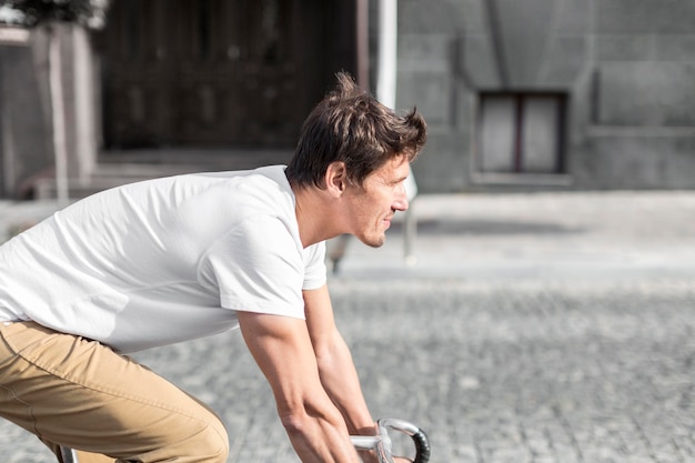 Sideview casual masculino en bicicleta al trabajo