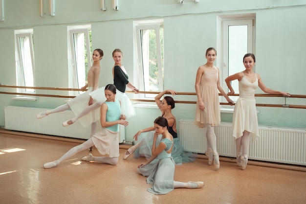 Foto gratuita las siete bailarinas en el bar de ballet