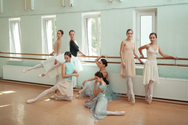 Las siete bailarinas en el bar de ballet