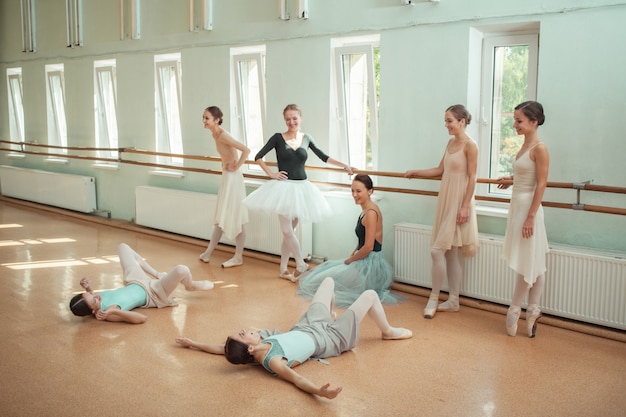 Foto gratuita las siete bailarinas en el bar de ballet