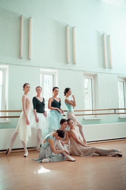 Las siete bailarinas en el bar de ballet