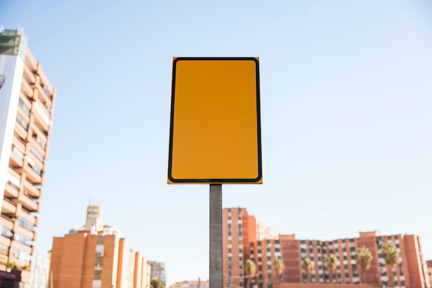 Foto gratuita signo amarillo en ciudad