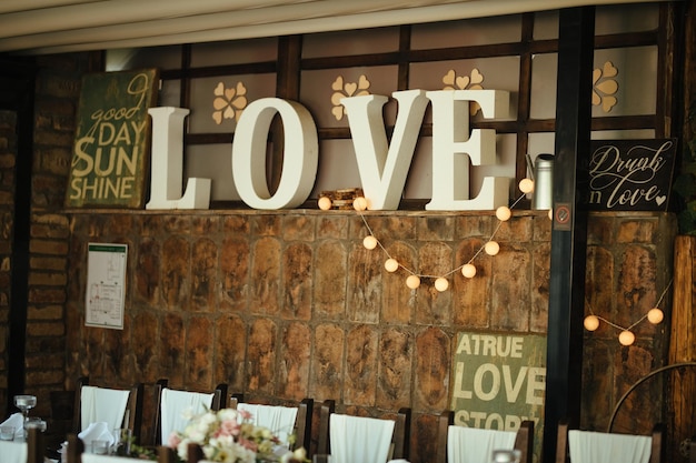 Foto gratuita signo de amor en una pared en la recepción de la boda.