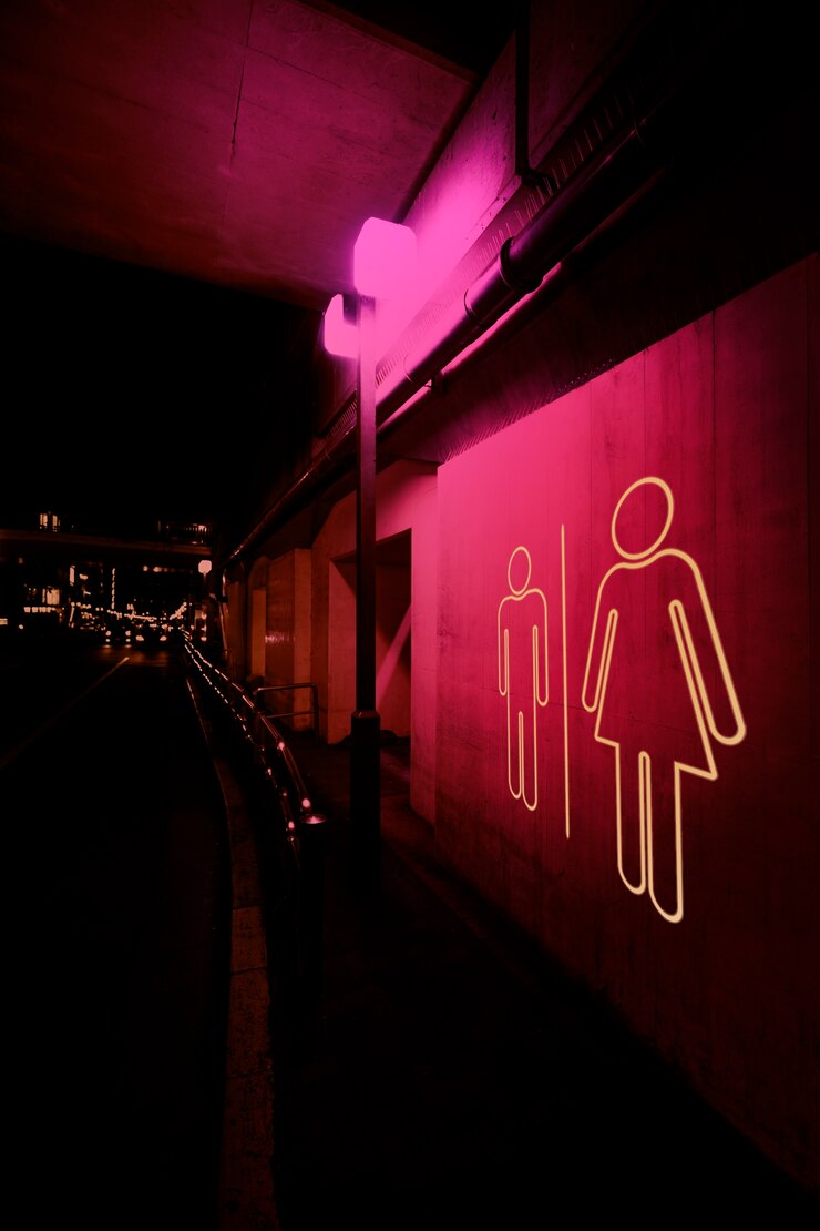 Foto gratuito signo de baño de luz de neón por la noche