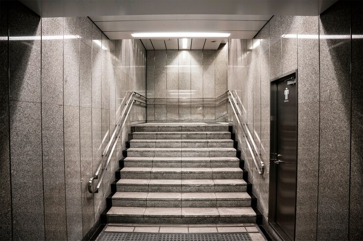 Foto gratuito signo de baño en puerta metálica