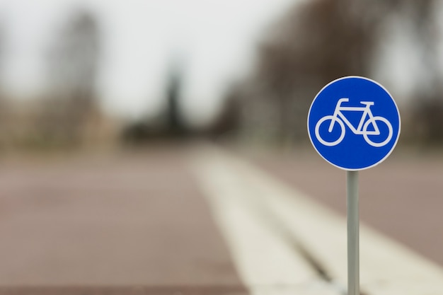 Signo de bicicleta en la ciudad