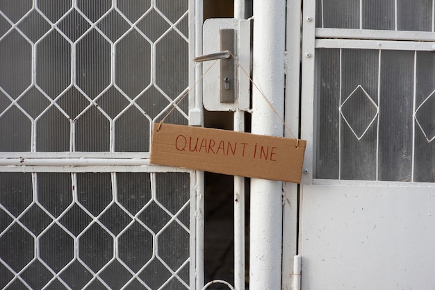 Signo de cuarentena en la puerta principal