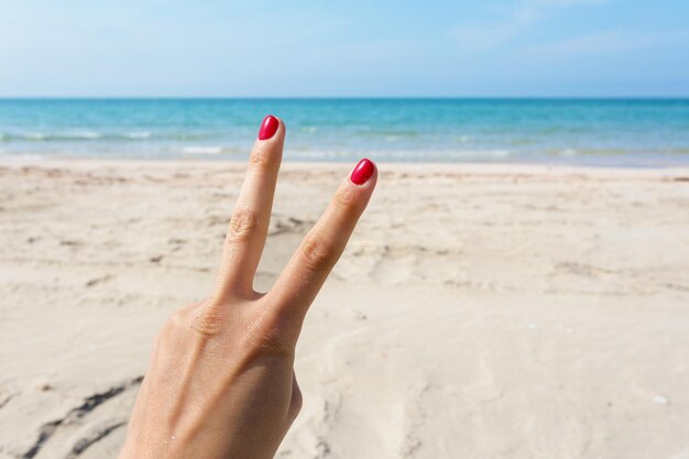Signo de mano sobre fondo azul del mar y el cielo fondo de concepto de vacaciones de vacaciones de viajes de verano