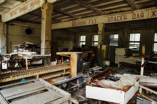 Signo de monóxido de carbono en ruso en la fábrica de plantas abandonadas en la ciudad de Chernobyl