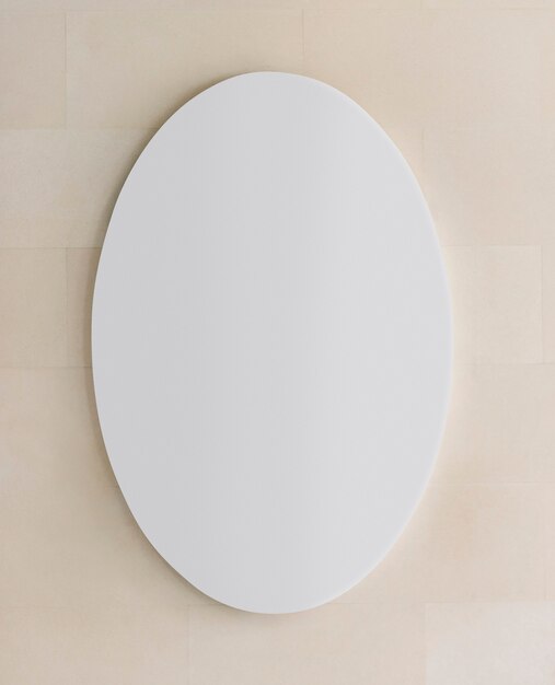 Signo oval blanco en una maqueta de pared