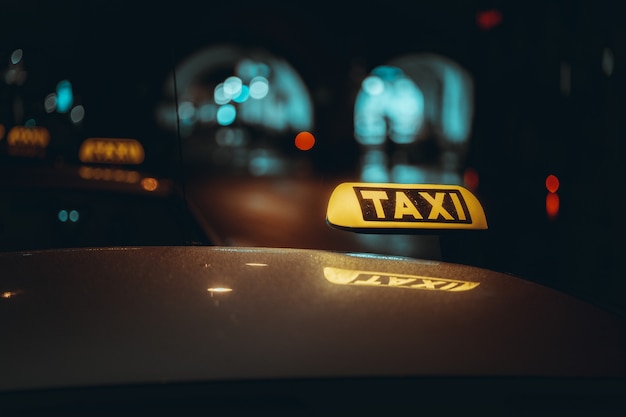 Signo de taxi por la noche.