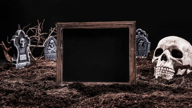 Foto gratuita signo vacío negro parado en cementerio con calavera