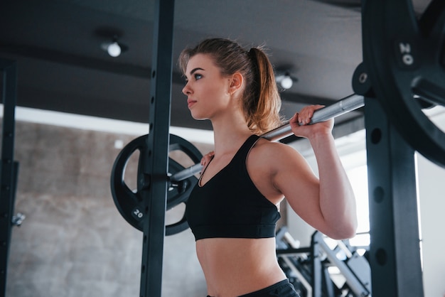 Sigue haciéndolo. Foto de hermosa mujer rubia en el gimnasio en su fin de semana