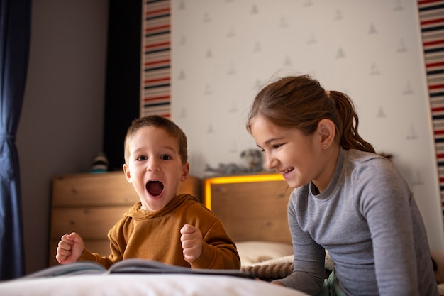 Foto gratuita silbiling jugando juntos en su habitación