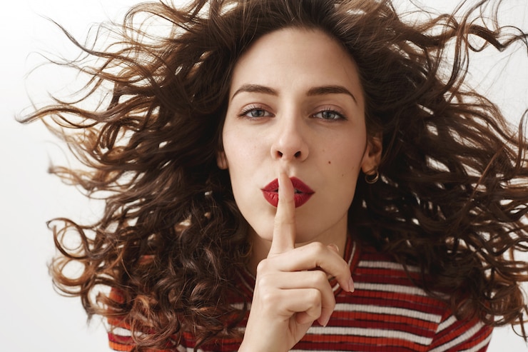 Foto gratuito silencio sensual mujer atractiva, manteniendo en secreto