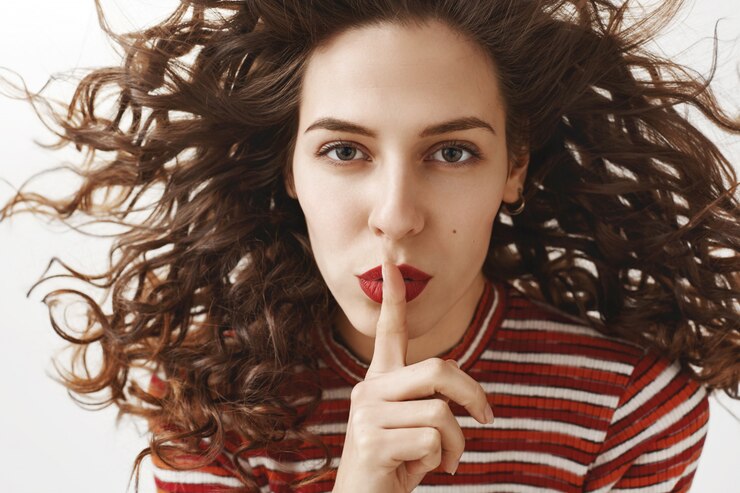 Foto gratuito silencio sensual mujer atractiva, manteniendo en secreto