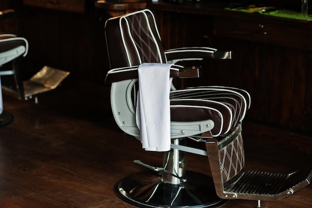 Foto gratuita silla de cuero vintage marrón en una elegante barbería