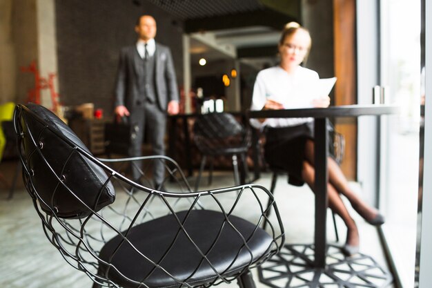 Silla, delante de, mujer de negocios, sentado, en, café