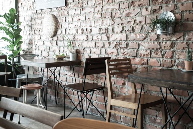 Silla de madera vacía en el restaurante