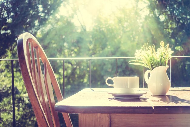 Silla con una mesa de madera al amanecer