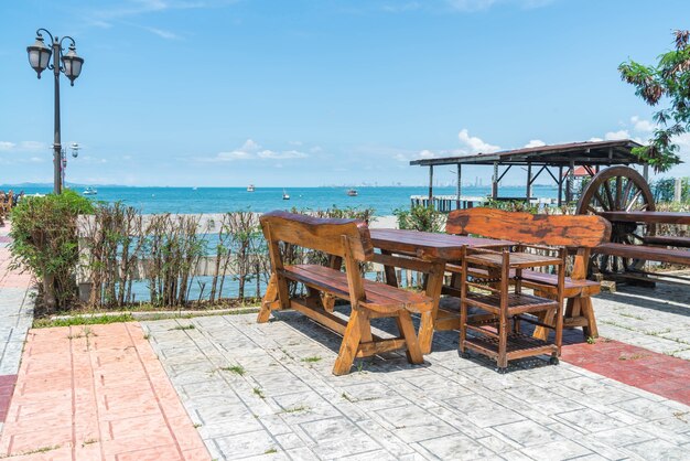 silla y mesa en terraza restaurante con vista al mar