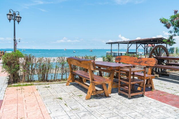 silla y mesa en terraza restaurante con vista al mar