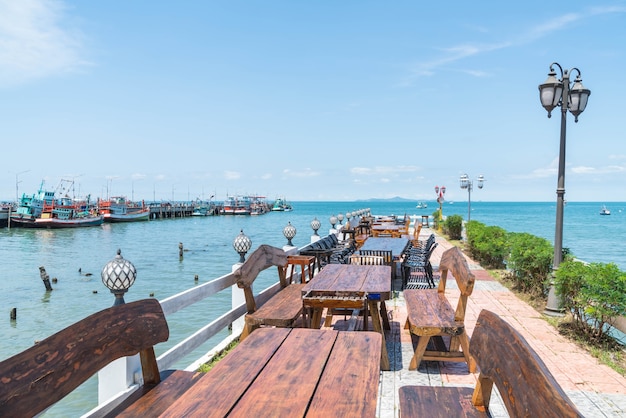 silla y mesa en terraza restaurante con vista al mar