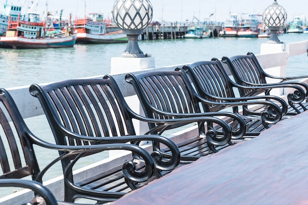 silla y mesa en terraza restaurante con vista al mar