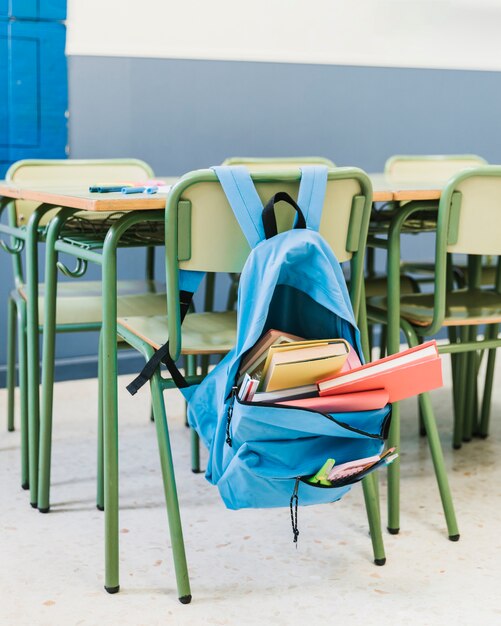 Silla con mochila en el colegio.