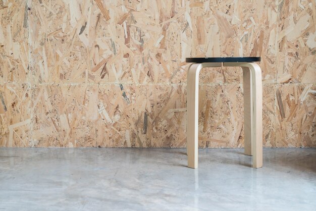 silla moderna con fondo de madera