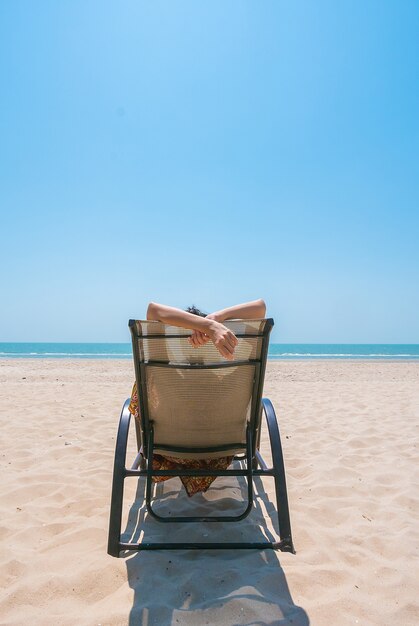 silla orilla joven blanco de verano