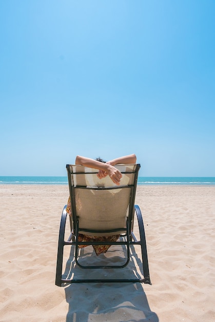 silla orilla joven blanco de verano