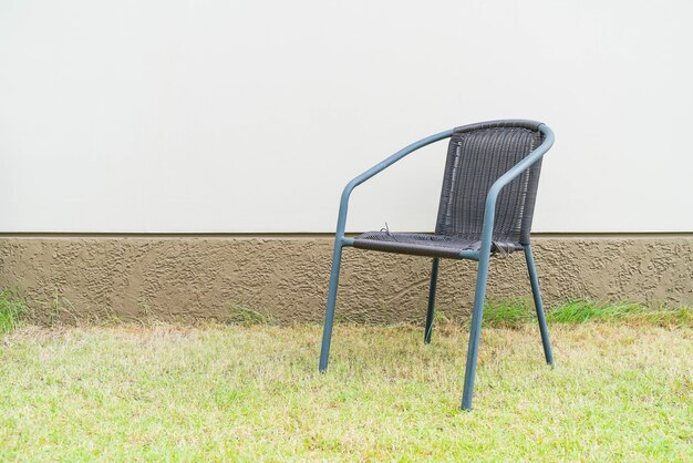 Silla con pared vacía