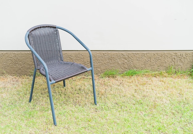 Foto gratuita silla con pared vacía