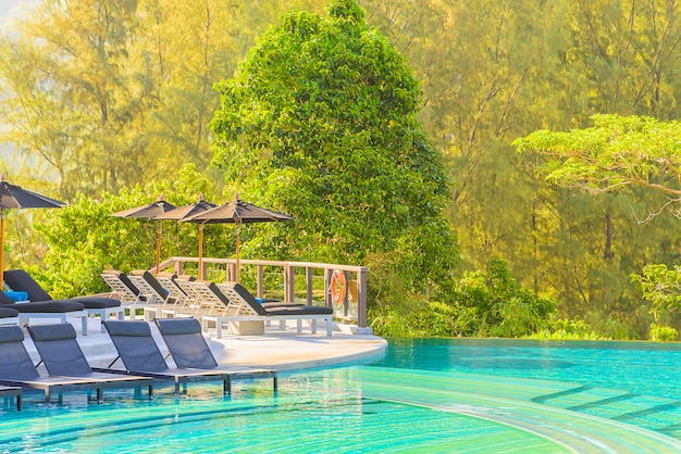 Foto gratuita silla de la piscina paraguas