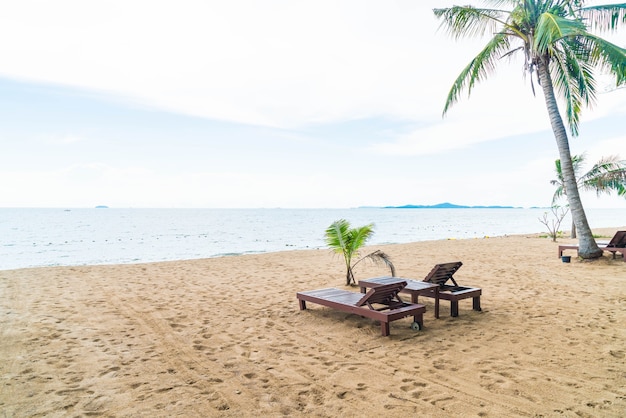 Silla de playa, Palm y playa tropical en Pattaya en Tailandia