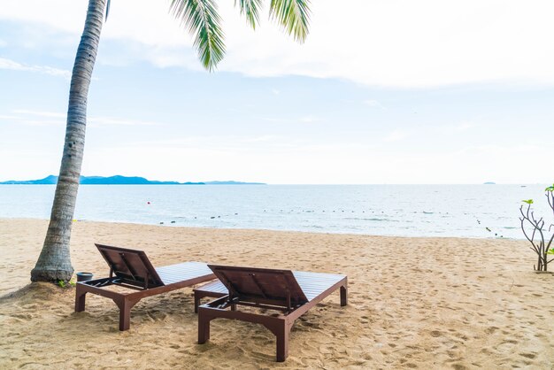 Silla de playa, Palm y playa tropical en Pattaya en Tailandia