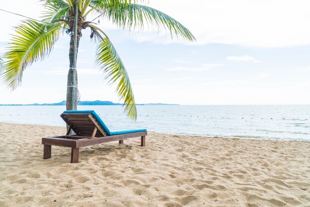 Silla de playa, Palm y playa tropical en Pattaya en Tailandia