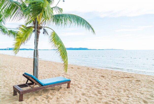 Silla de playa, Palm y playa tropical en Pattaya en Tailandia