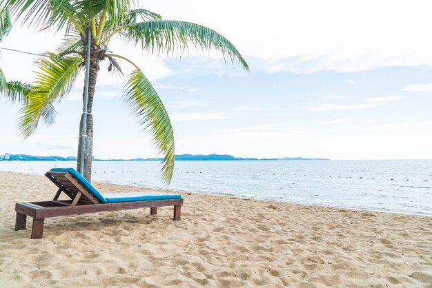 Silla de playa, Palm y playa tropical en Pattaya en Tailandia