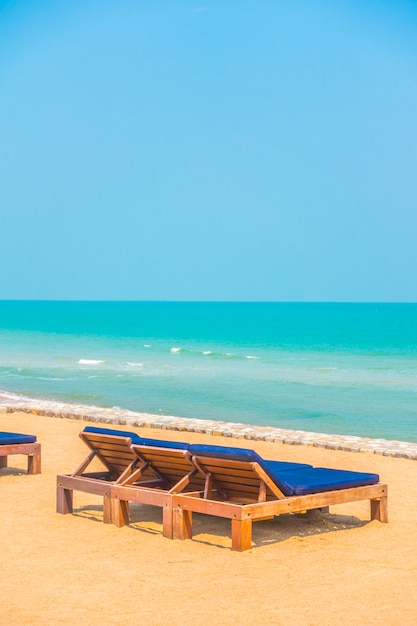 Foto gratuita silla de playa vacia