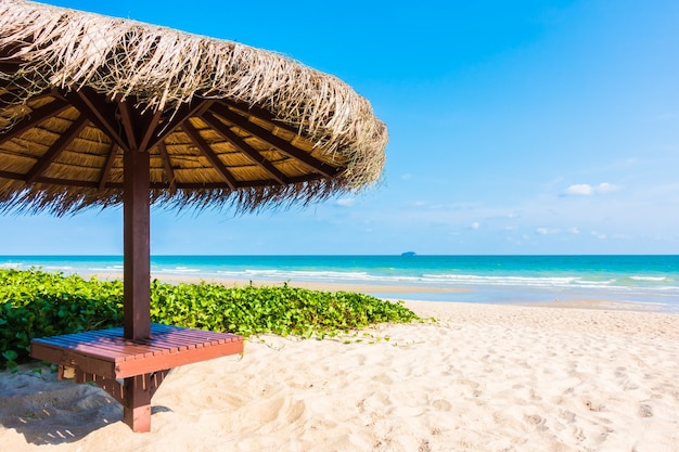 Foto gratuita silla de relajación paraguas de salón de verano